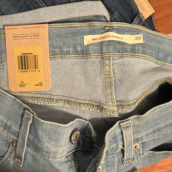 NWT Levi’s red tag lighter wash mid length Jean shorts size 30 - Picture 3 of 4